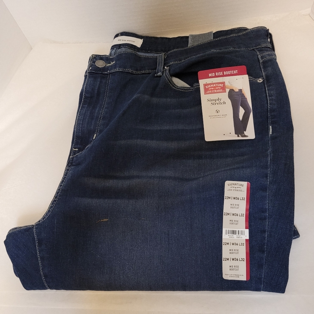 NWT Woman's Sz 22M Mid Rise Stretch Denim Signature Jeans by LEVI STRAUSS